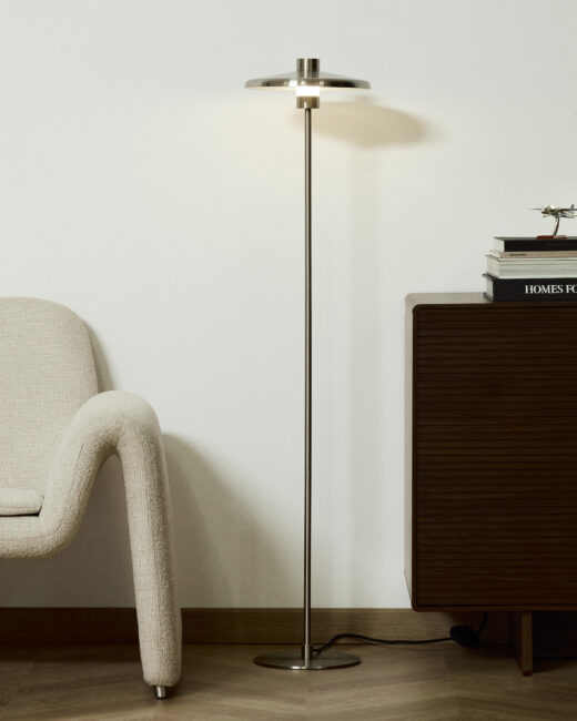 Kave Home Nuvira staande lamp van lichtgrijs geborsteld metaal
