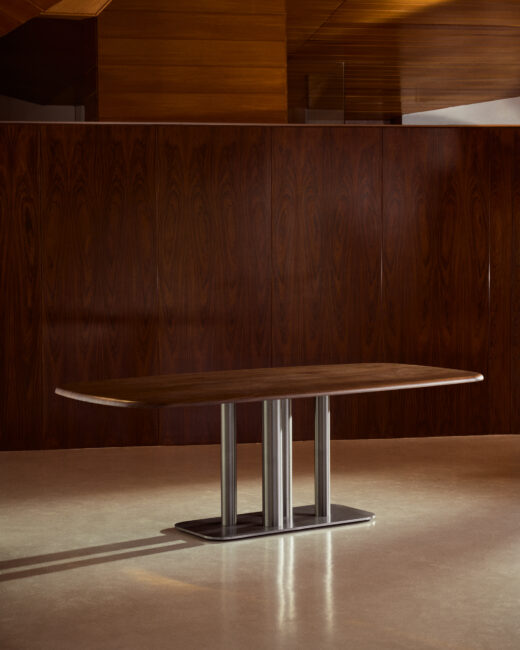 Kave Home Melvar tafel gemaakt van walnootfineer en poten en onderstel van geborsteld roestvrij staal 220 x 110 cm