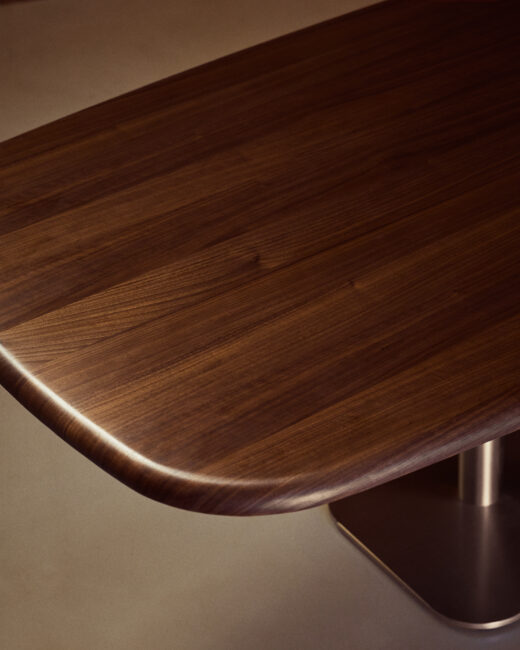 Kave Home Melvar tafel gemaakt van walnootfineer en poten en onderstel van geborsteld roestvrij staal 220 x 110 cm