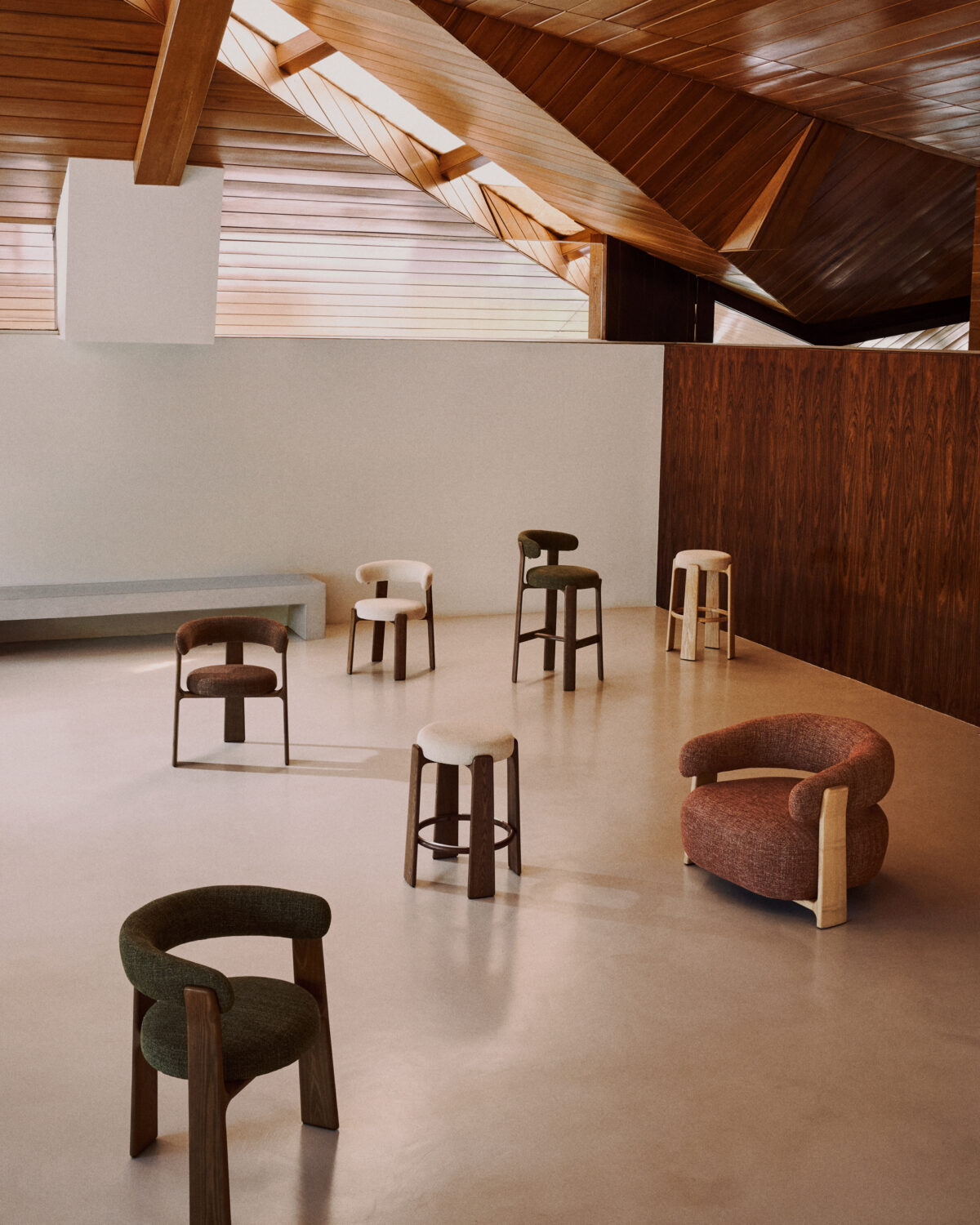 Kave Home Granite stoel in beige chenille en massief essenhout in noten afwerking FSC 100% - Afbeelding 4