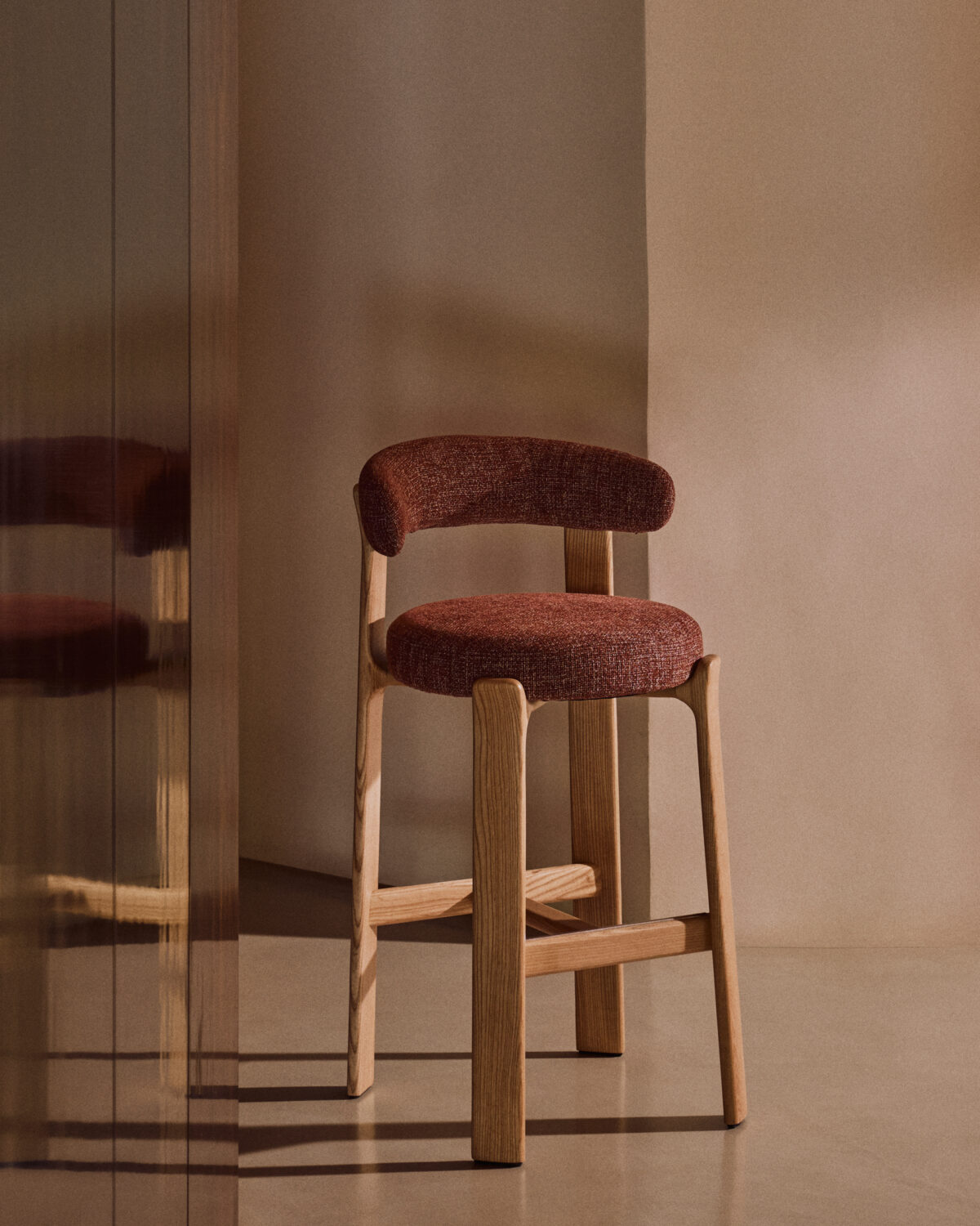 Kave Home Granite kruk in terracotta chenille en massief essenhout met naturelkleurige afwerking FSC 100% 75 cm - Afbeelding 2