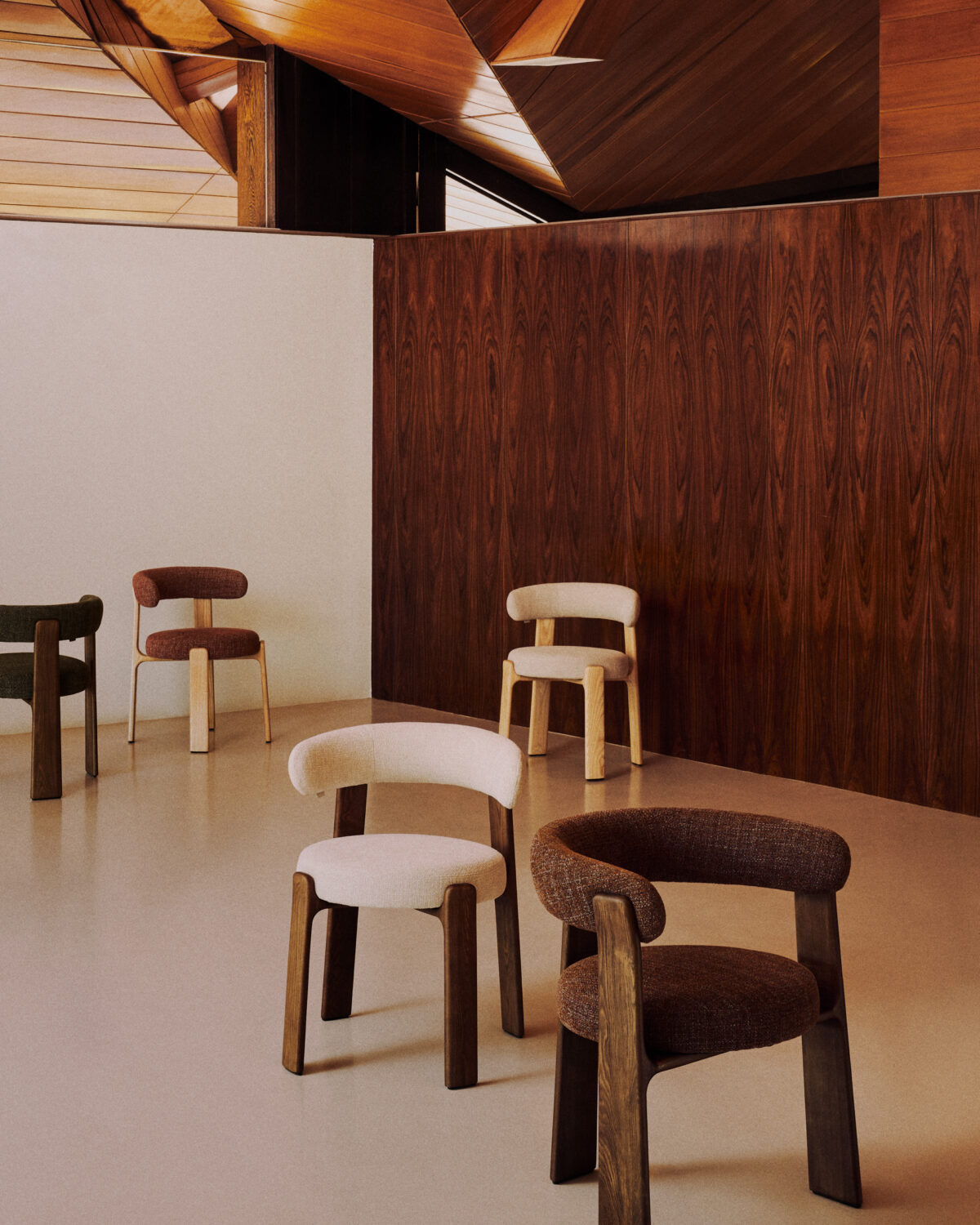 Kave Home Granite stoel in beige chenille en massief essenhout in noten afwerking FSC 100% - Afbeelding 3