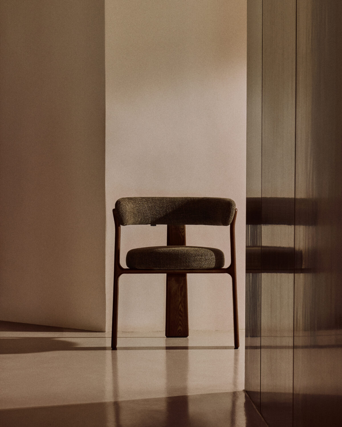 Kave Home Granite stoel met 3 poten in groene chenille en massief essenhout in noten afwerking FSC 100% - Afbeelding 2