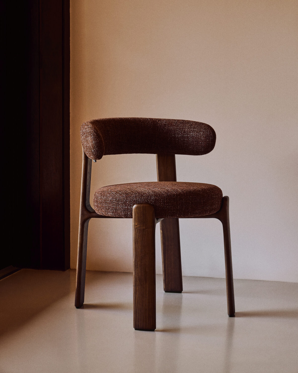 Kave Home Granite stoel in bruine chenille en massief essenhout in noten afwerking FSC 100% - Afbeelding 2