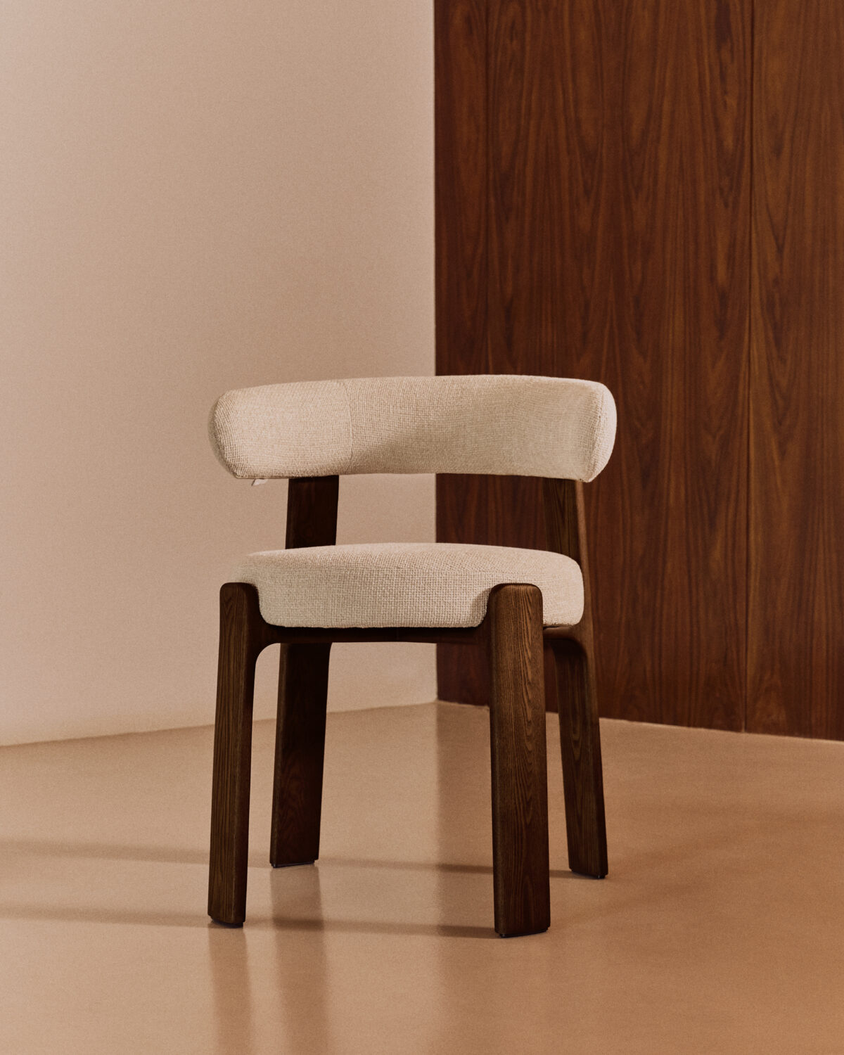 Kave Home Granite stoel in beige chenille en massief essenhout in noten afwerking FSC 100% - Afbeelding 2