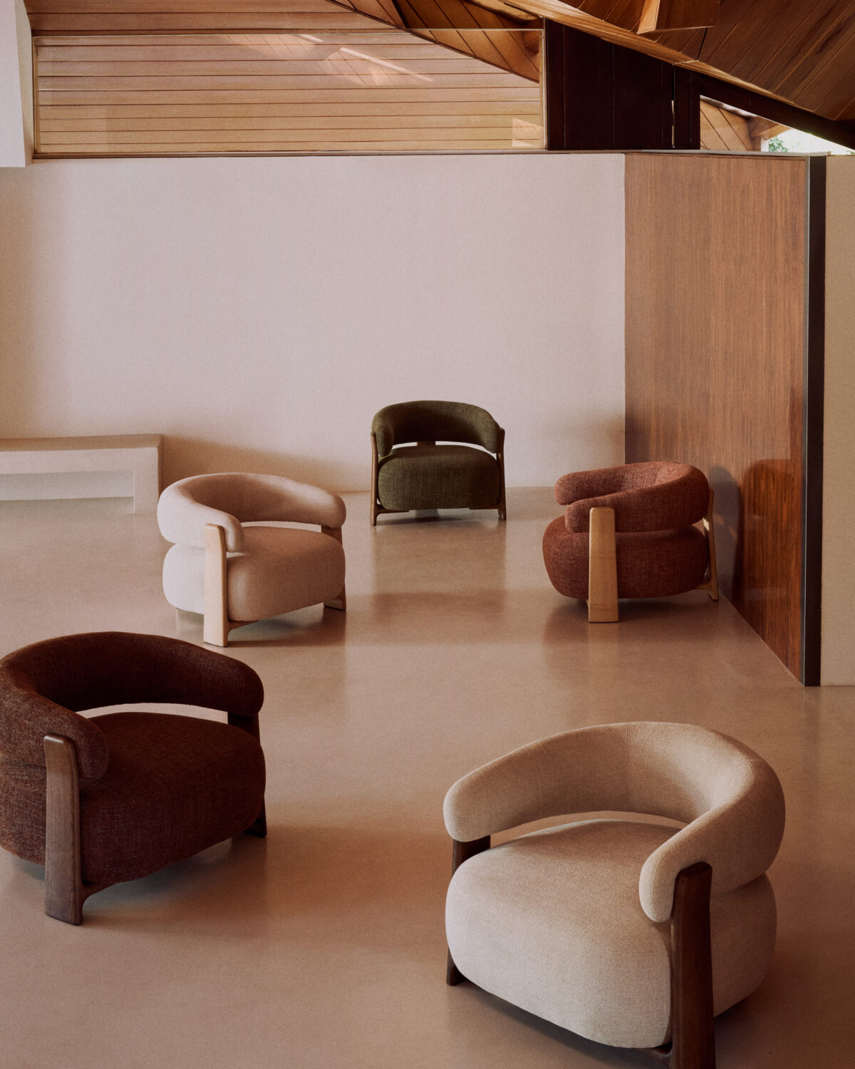 Kave Home Granite fauteuil in beige chenille en poten van massief essenhout in noten afwerking FSC 100% - Afbeelding 3