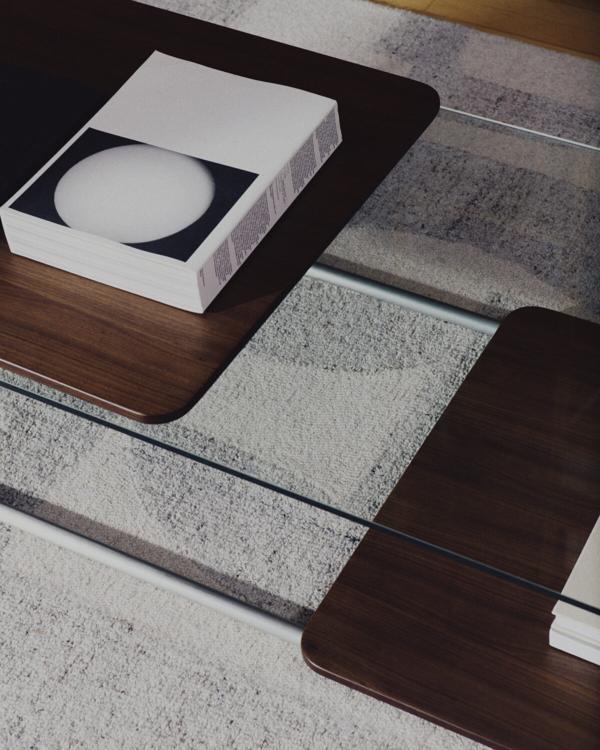 Kave Home Tarsel salontafel van gehard glas en een walnootfineer blad met geborsteld roestvrij stalen frame 140 x 60 cm - Afbeelding 3