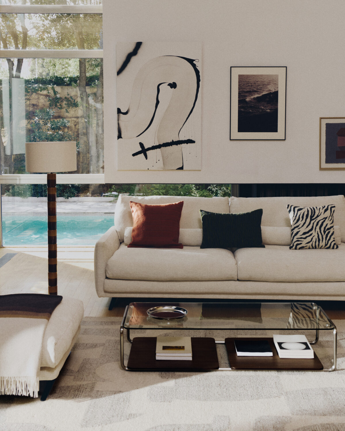 Kave Home Veliro 2-zitsbank in beige chenille met stalen poten in zwarte afwerking 210 cm FSC Mix Credit - Afbeelding 2