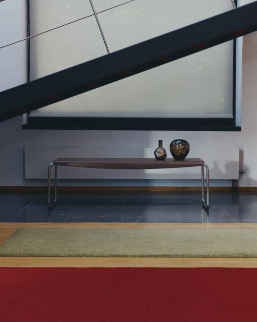 Kave Home Tarsel bank gemaakt van  walnootfineer met geborsteld roestvrij stalen frame 142 cm