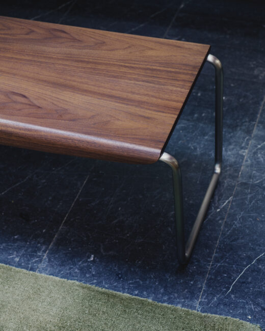Kave Home Tarsel bank gemaakt van  walnootfineer met geborsteld roestvrij stalen frame 142 cm