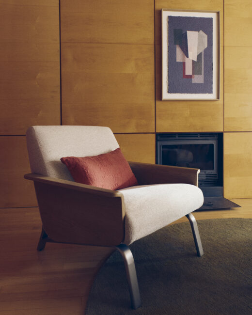 Kave Home Amsen fauteuil in beige met eiken multiplex en poten van geborsteld roestvrij staal