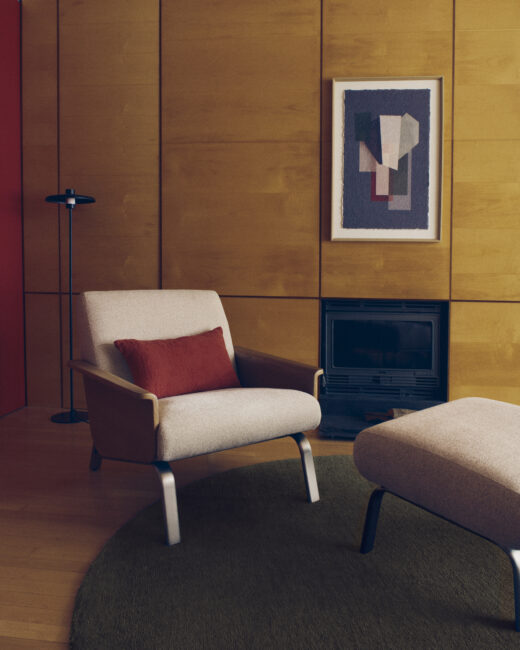 Kave Home Amsen fauteuil in beige met eiken multiplex en poten van geborsteld roestvrij staal