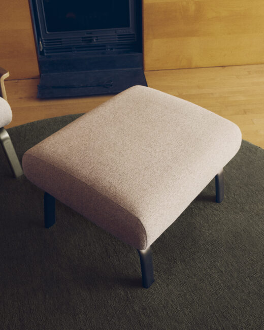 Kave Home Amsen voetenbankje in beige met geborstelde roestvrijstalen poten 68 x 55 cm