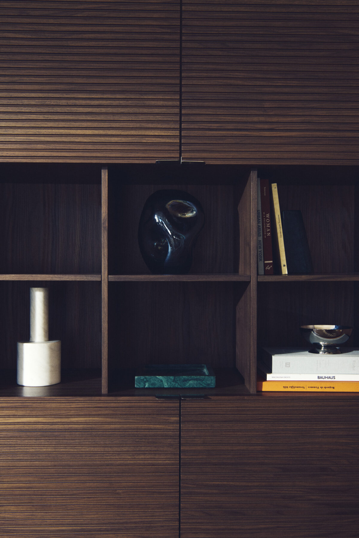 Kave Home Norlen hoog dressoir met 4 deuren in walnootfineer FSC Mix Credit 100 x 163 cm - Afbeelding 4