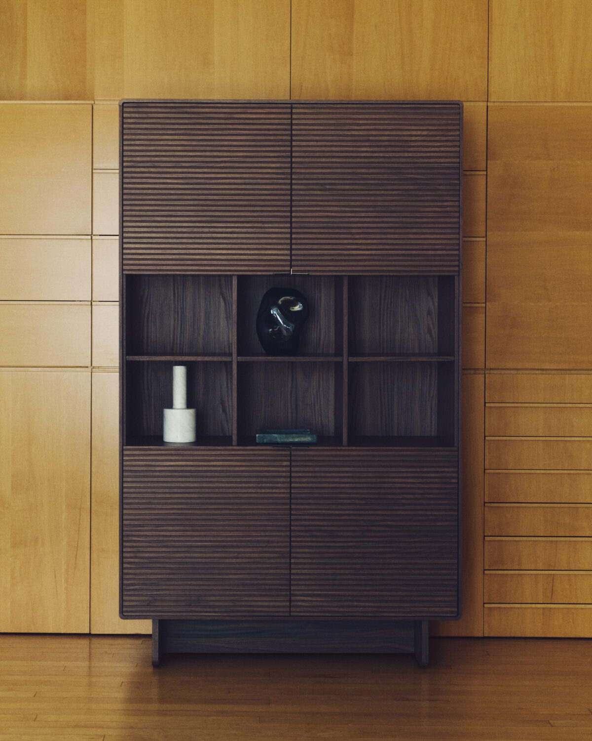 Kave Home Norlen hoog dressoir met 4 deuren in walnootfineer FSC Mix Credit 100 x 163 cm - Afbeelding 3