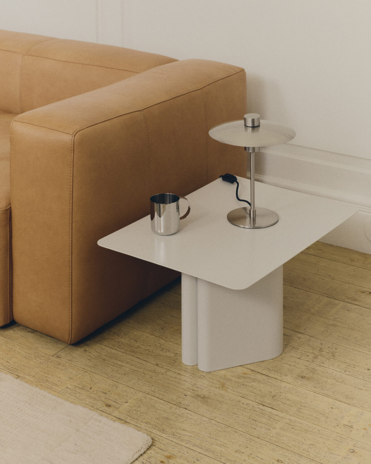 Kave Home Nuvira tafellamp van lichtgrijs geborsteld metaal - Afbeelding 2