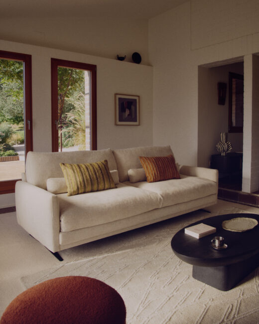 Kave Home Veliro 3-zitsbank in beige chenille met stalen poten in zwart 240 cm FSC Mix Credit
