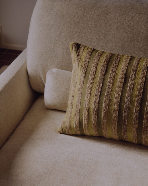 Kave Home Veliro 3-zitsbank in beige chenille met stalen poten in zwart 240 cm FSC Mix Credit