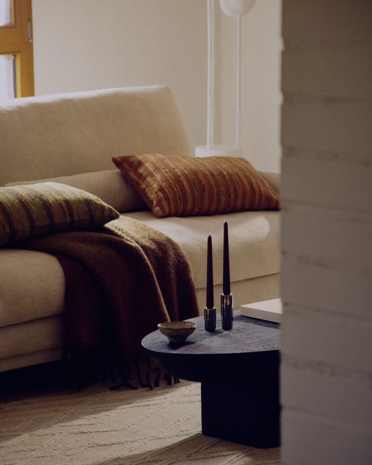 Kave Home Ovak salontafel van massief acaciahout met afwerking in zwart FSC 100% 140 x 70 cm - Afbeelding 3