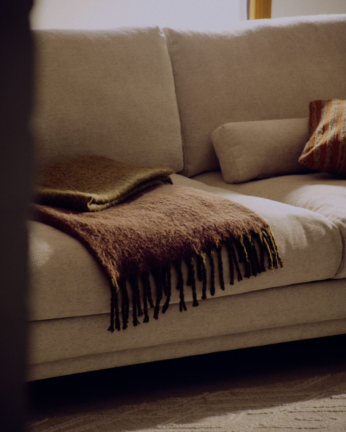 Kave Home Veliro 3-zitsbank in beige chenille met stalen poten in zwart 240 cm FSC Mix Credit - Afbeelding 4