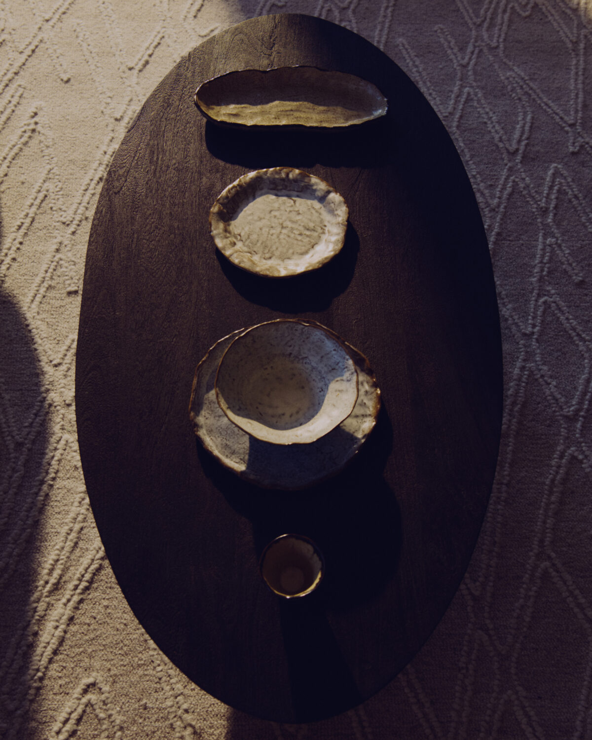 Kave Home Ovak salontafel van massief acaciahout met afwerking in zwart FSC 100% 140 x 70 cm - Afbeelding 2