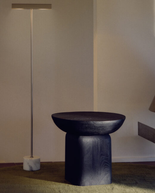 Kave Home Ambra bijzettafel van massief acaciahout met afwerking in zwart FSC 100% Ø50 cm