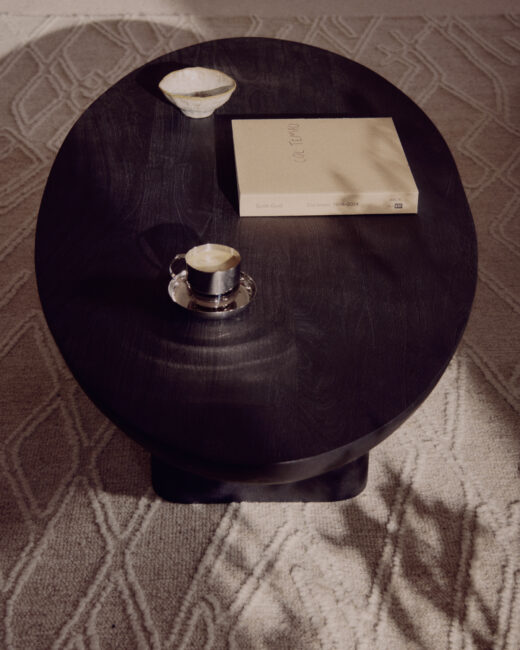 Kave Home Ambra bijzettafel van massief acaciahout met afwerking in zwart FSC 100% Ø50 cm