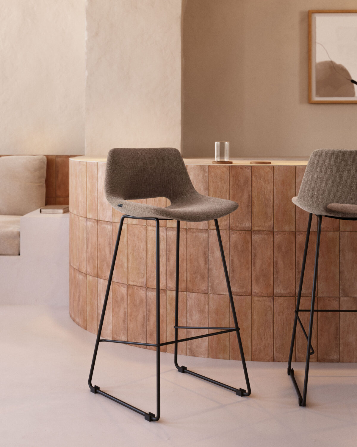 Kave Home Zahara bruine kruk met staal in een zwarte afwerking, hoogte 76 cm FSC 100% - Afbeelding 2