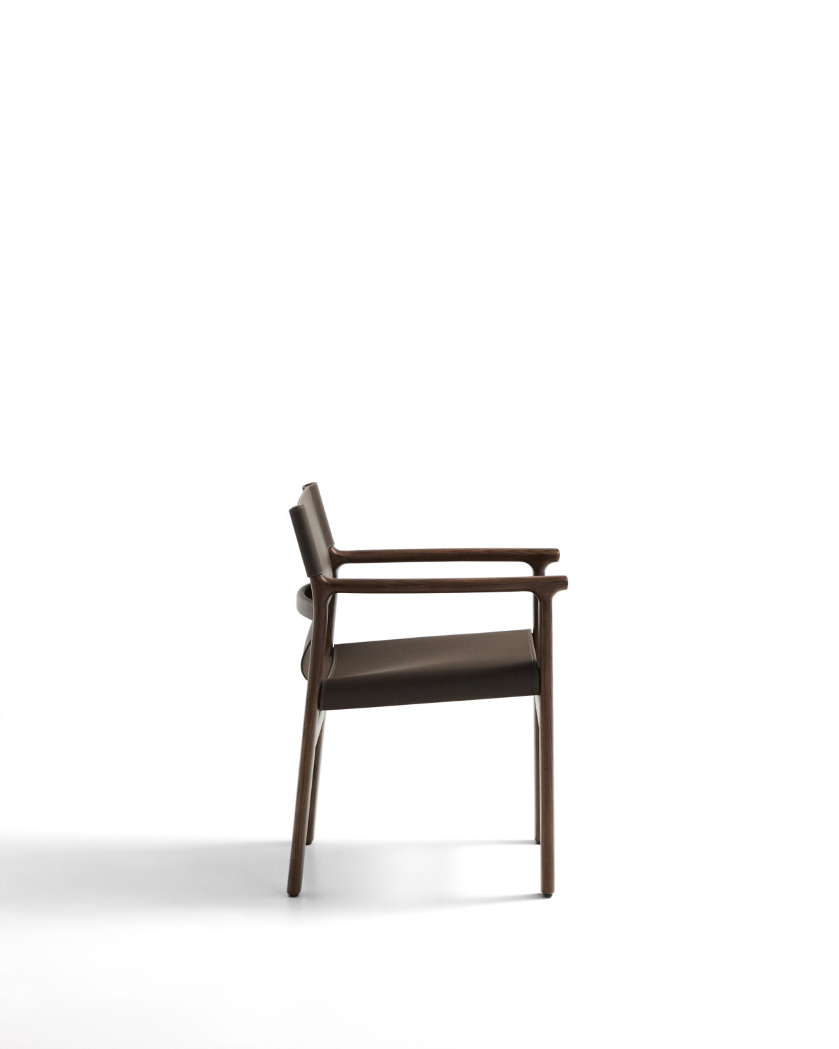 Kave Home Donkerbruine Jan stoel gemaakt van gerecyclede leervezels en massief essenhout met afwerking in notelaarhouteffect FSC 100% - Afbeelding 7