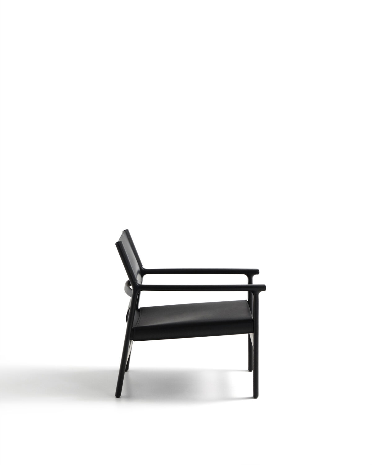 Kave Home Zwarte Jan fauteuil gemaakt van gerecyclede leervezels en massief essenhout met afwerking in zwart FSC 100% - Afbeelding 6