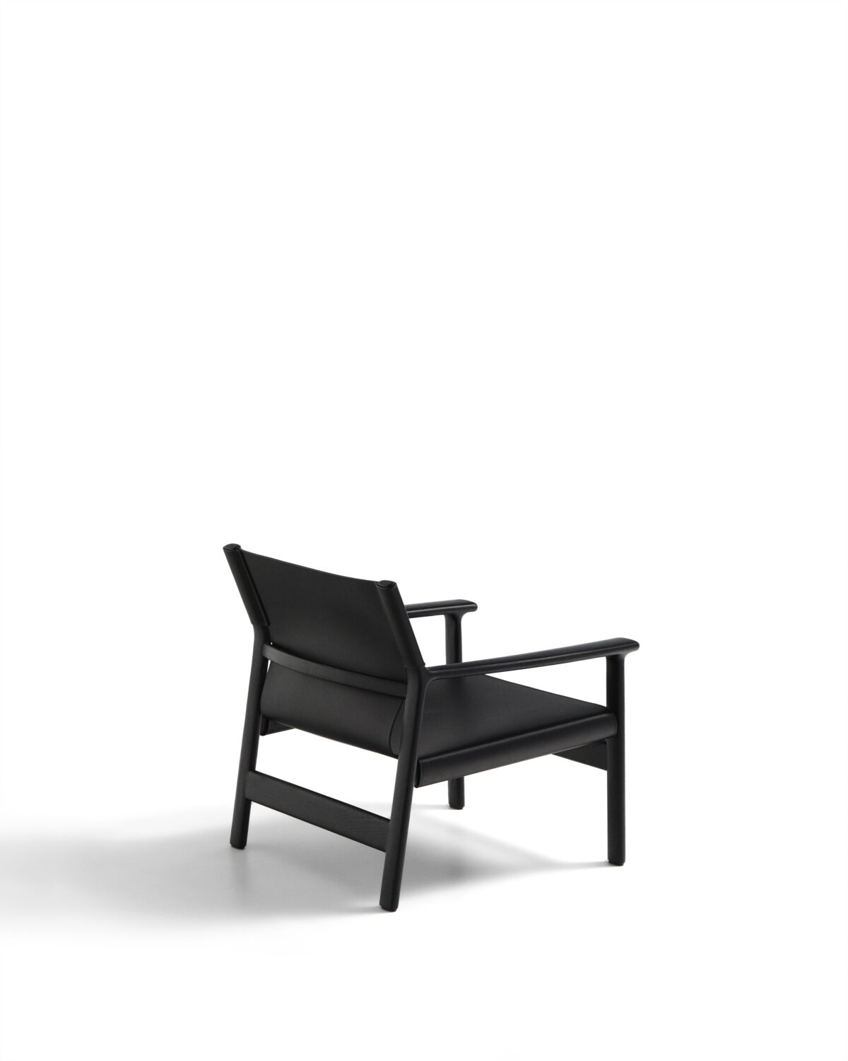 Kave Home Zwarte Jan fauteuil gemaakt van gerecyclede leervezels en massief essenhout met afwerking in zwart FSC 100% - Afbeelding 7