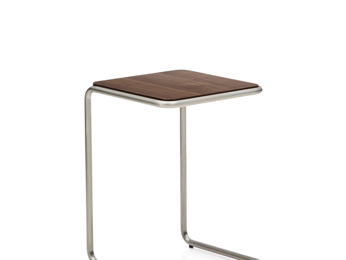 Kave Home Tarsel bijzettafel van walnootfineer met een geborsteld roestvrij stalen frame 42 x 60 cm