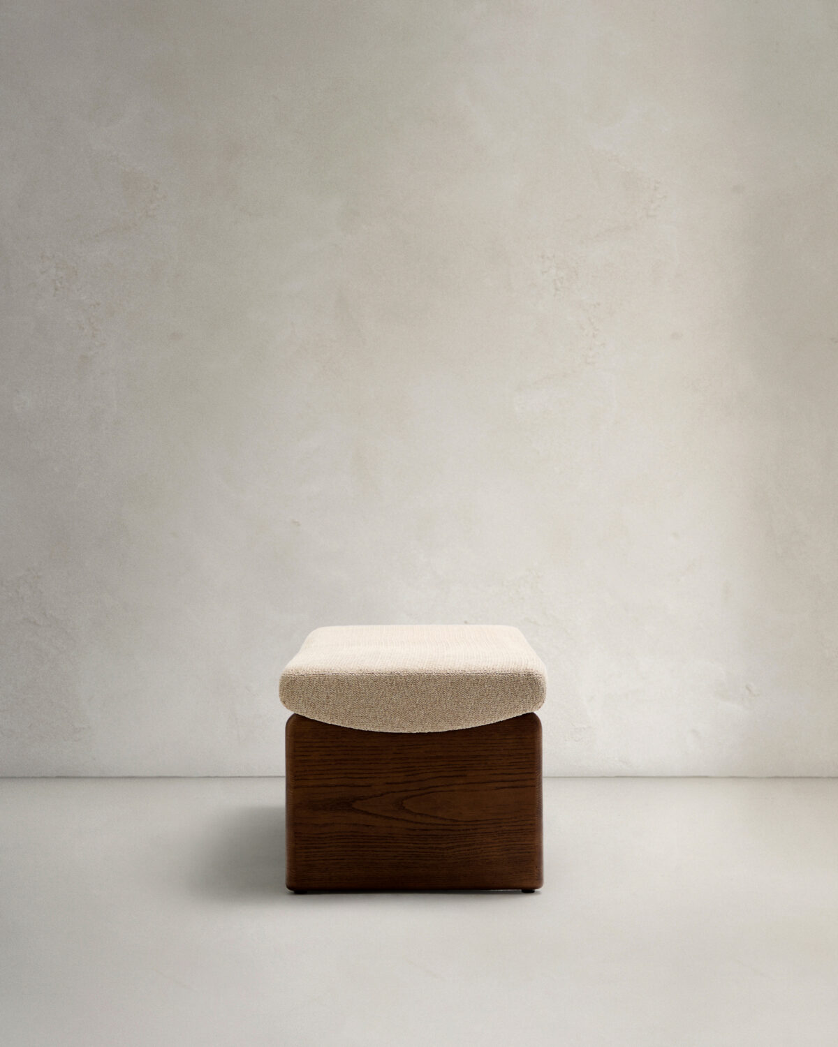 Kave Home Topaz bank in beige chenille en FSC 100% massief essenhout in noten afwerking 150 cm - Afbeelding 9