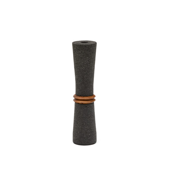 Kave Home Naro vaas van zwarte steen en teakhout 30 cm