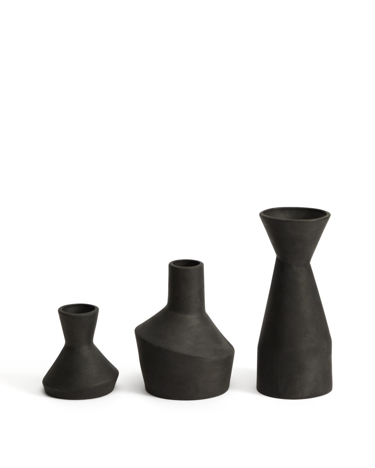 Kave Home Set Dunari van 3 vazen van zwarte terracotta Ø 10,2 cm / Ø 14 cm / Ø 10 cm