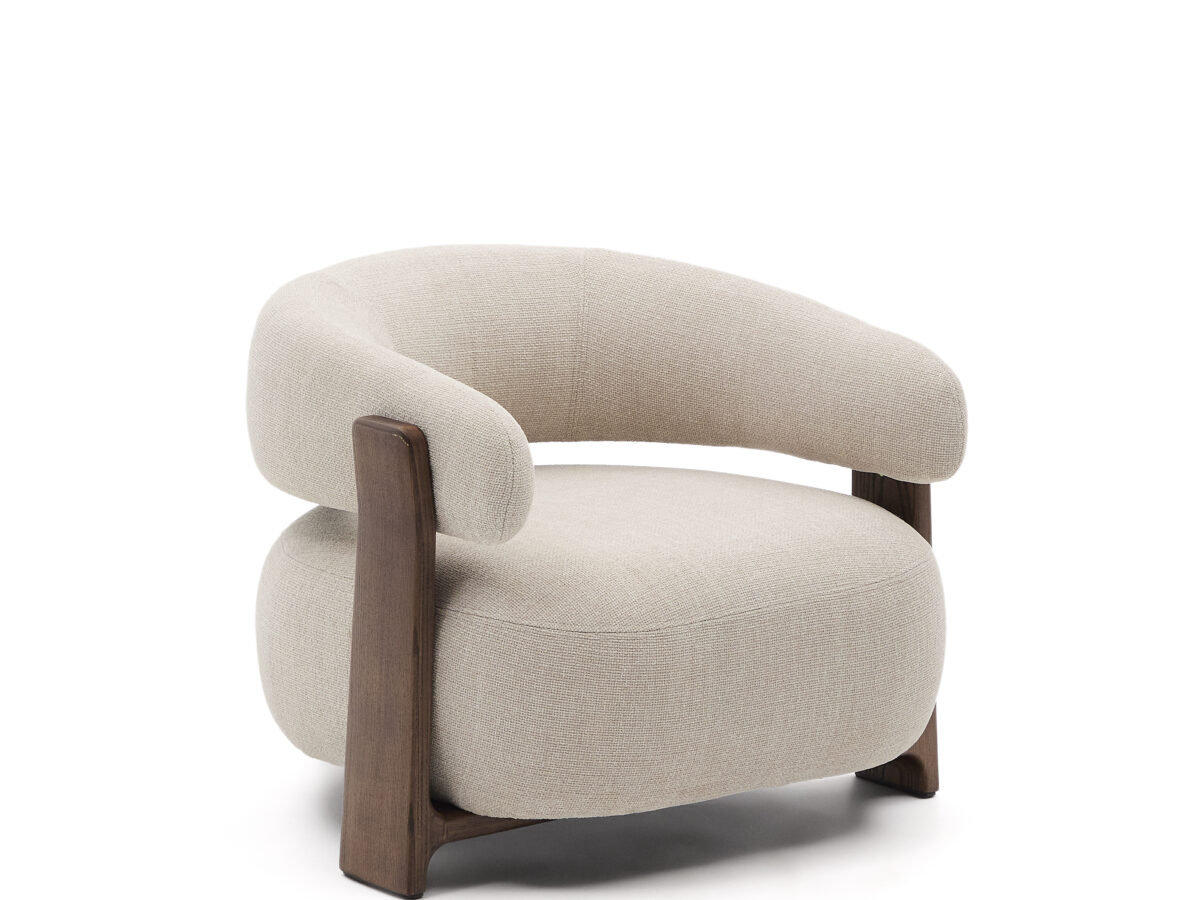 Kave Home Granite fauteuil in beige chenille en poten van massief essenhout in noten afwerking FSC 100%