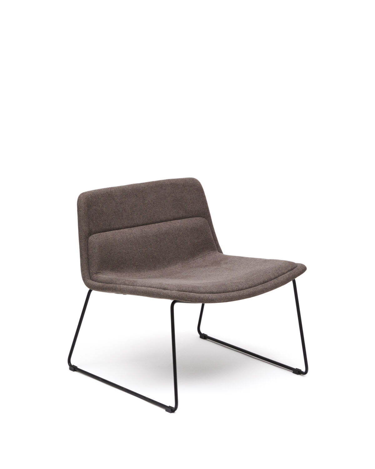 Kave Home Zahara fauteuil bruin en staal met zwarte afwerking, 100% FSC.