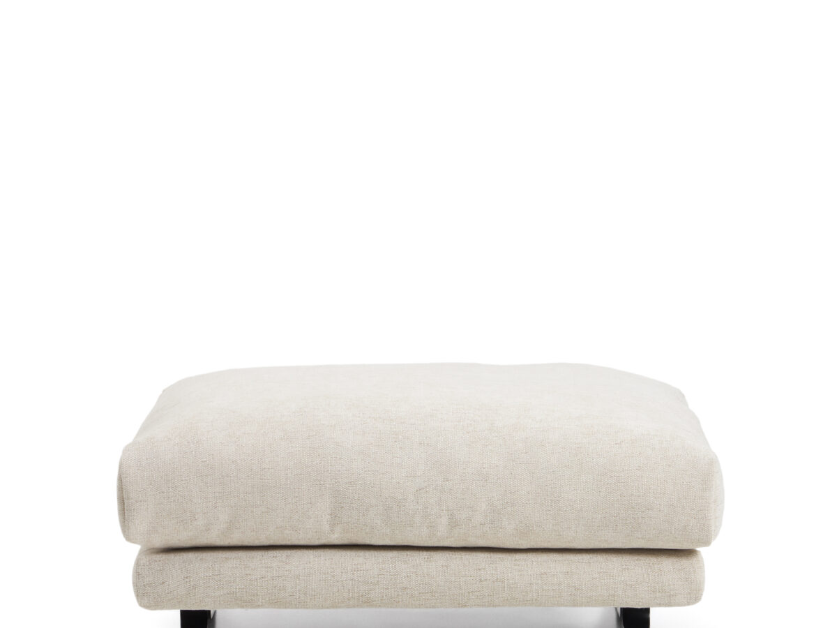 Kave Home Veliro voetenbankje in beige chenille met zwarte stalen poten 85 x 90 cm FSC Mix Credit