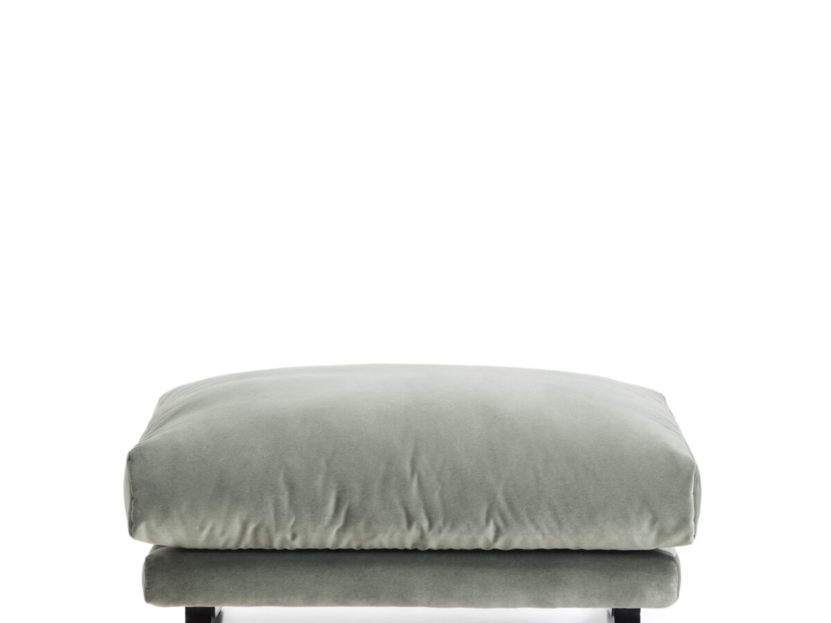 Kave Home Veliro voetenbankje in groen fluweel en stalen poten met zwarte afwerking 85 x 90 cm FSC Mix Credit