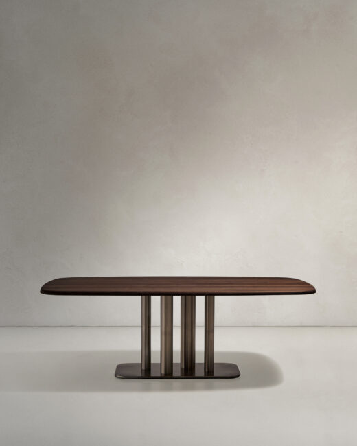 Kave Home Melvar tafel gemaakt van walnootfineer en poten en onderstel van geborsteld roestvrij staal 220 x 110 cm