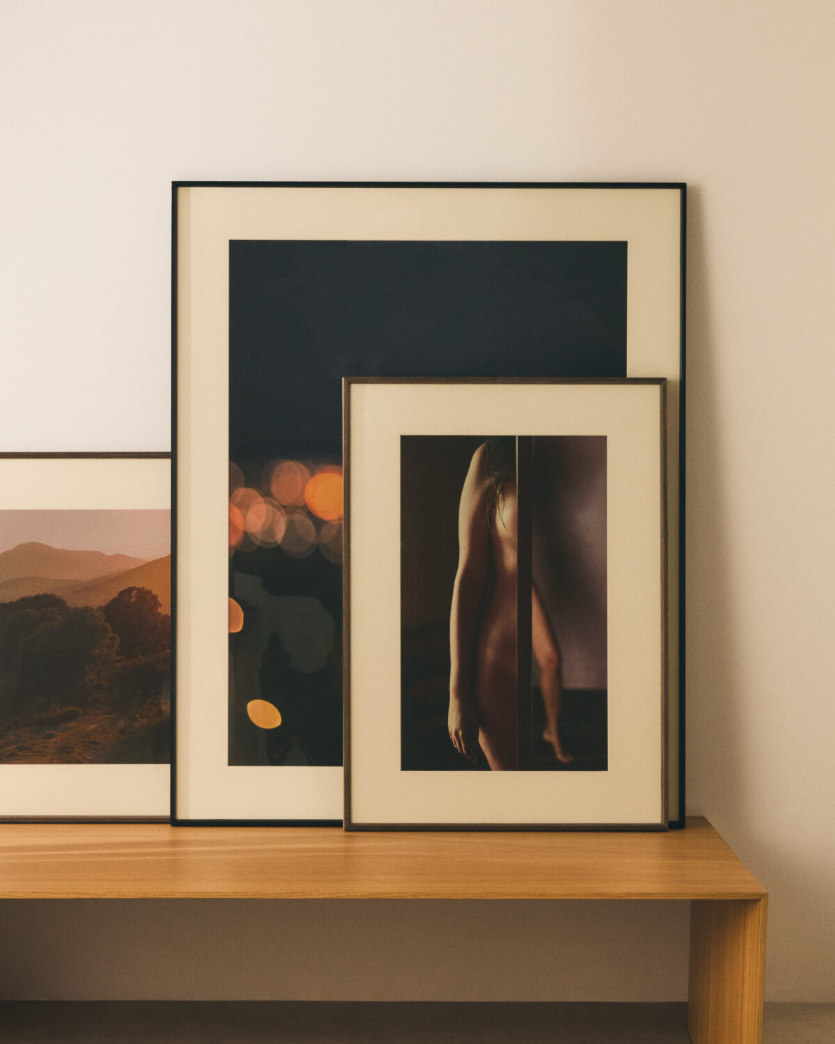 Kave Home Zavira kunstwerk met foto van een vrouwelijk lichaam foto 50 x 70 cm - Afbeelding 5