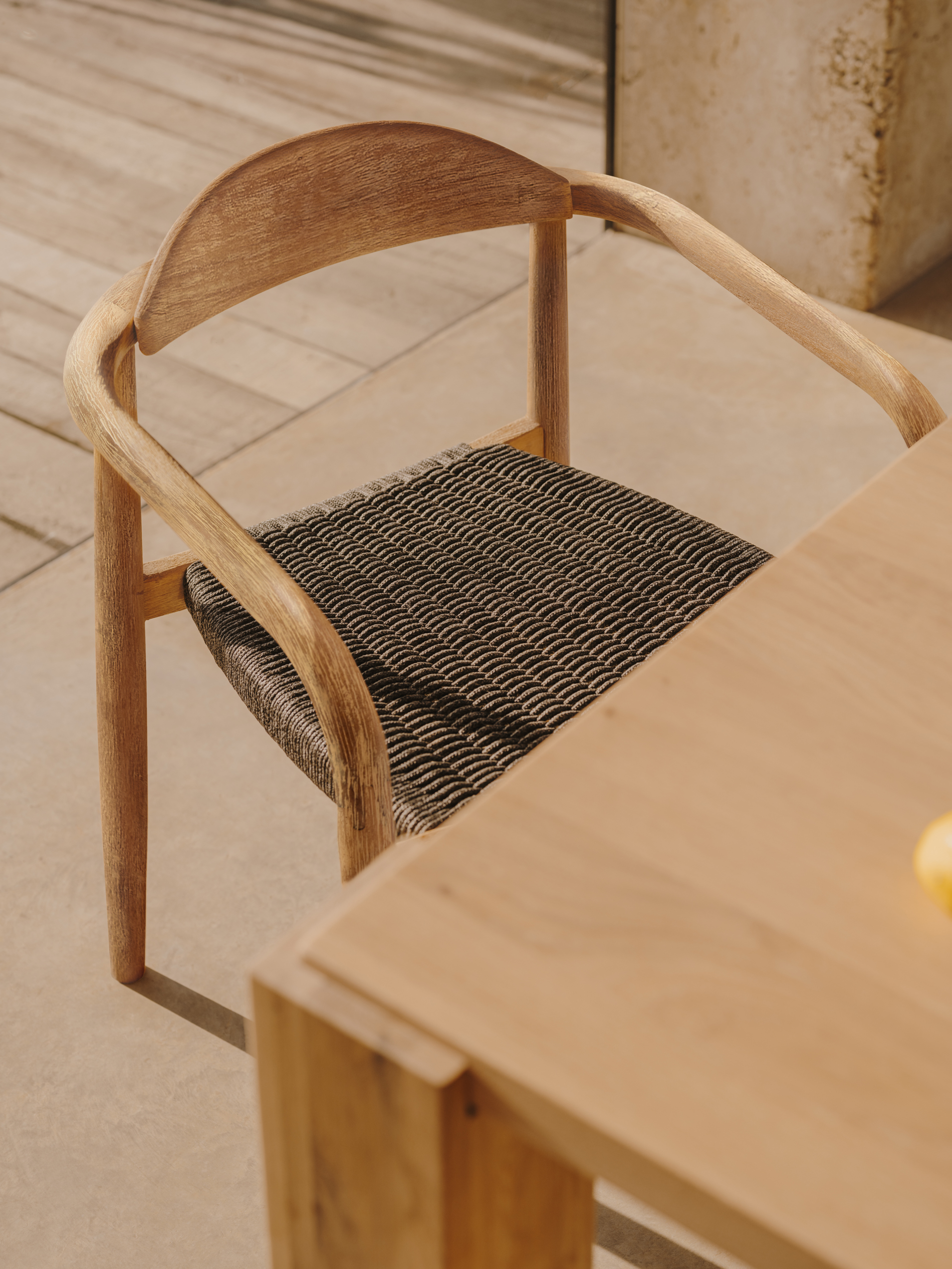 Kave Home Nina stapelbare stoel van massief acaciahout en zwart touw FSC 100% - Afbeelding 4