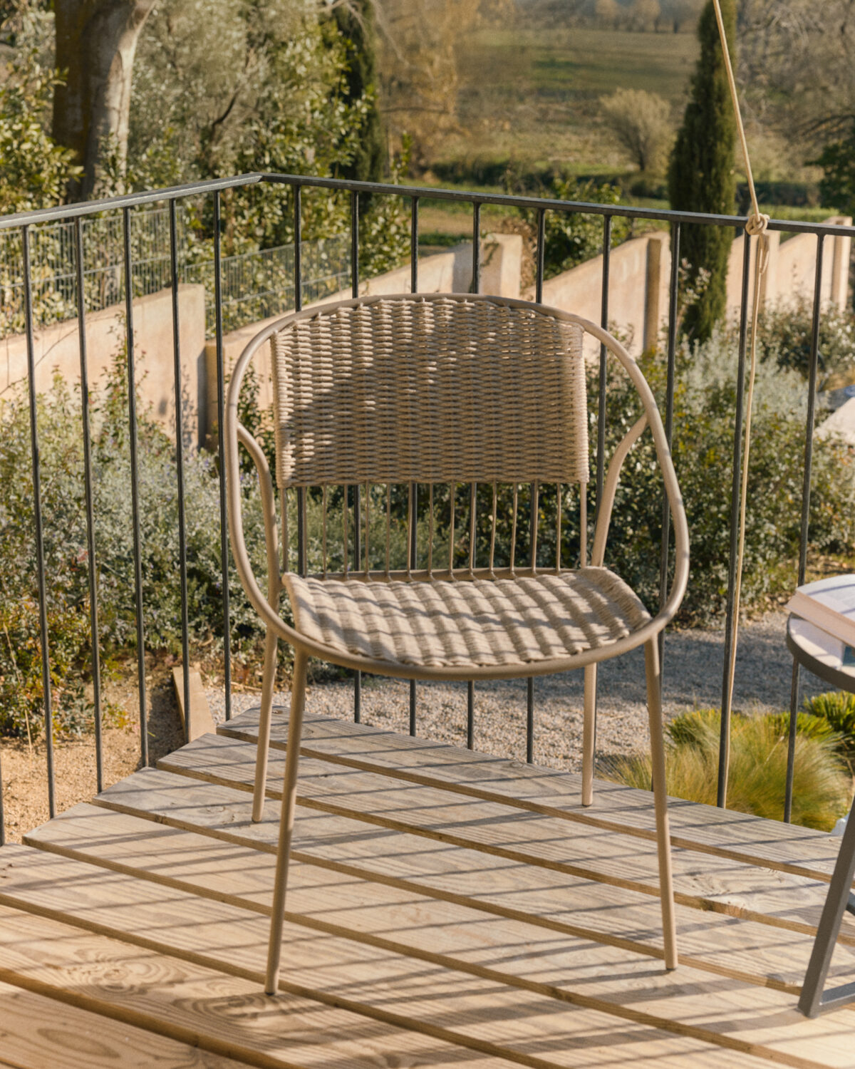 Kave Home Atrani stapelbare outdoor stoel van gegalvaniseerd staal en taupekleurig touw - Afbeelding 4