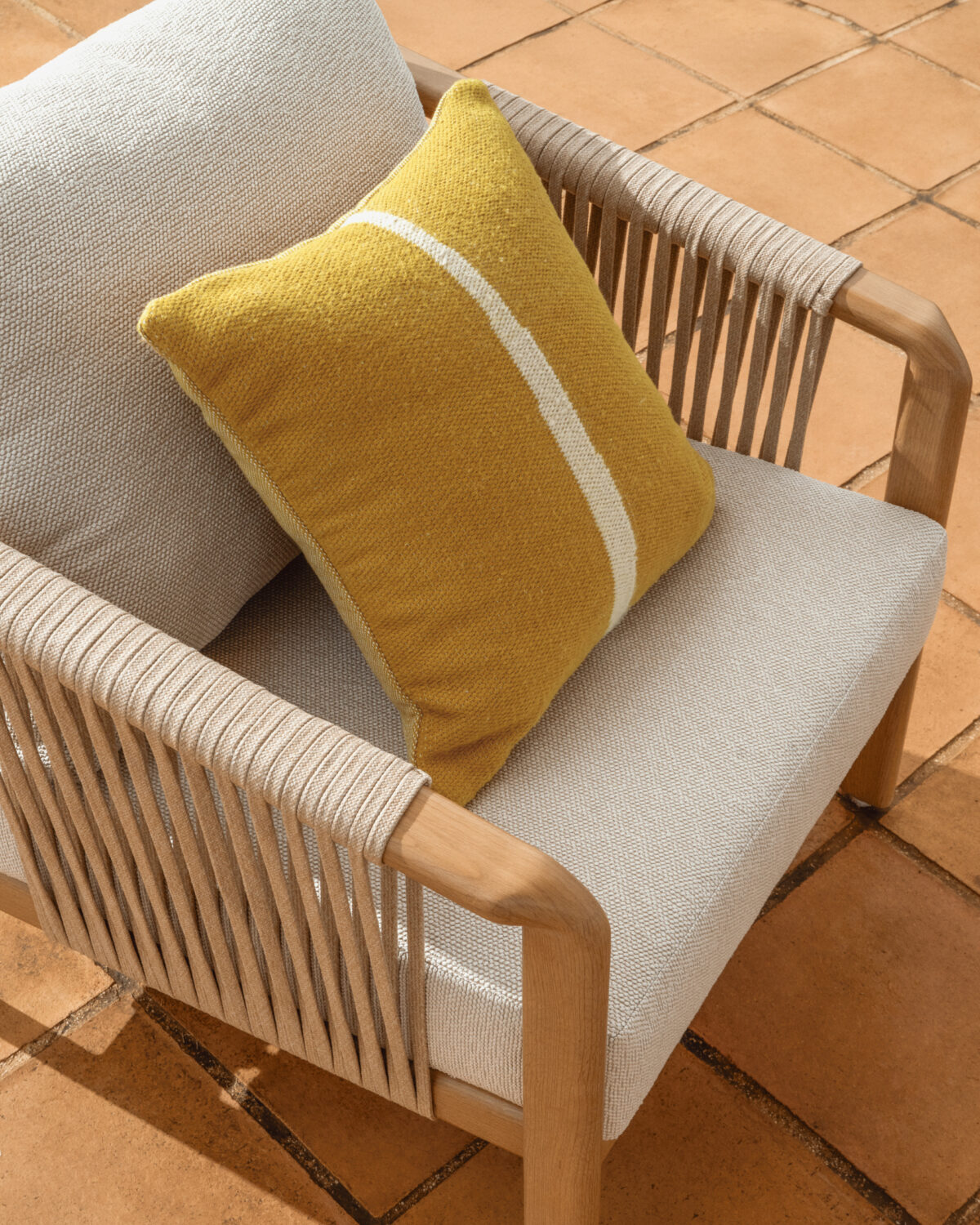 Kave Home Sirte outdoor set met 3-zitsbank, 2 fauteuils en tafel in aluminium met afwerking van houteffect en ecru kussens - Afbeelding 5