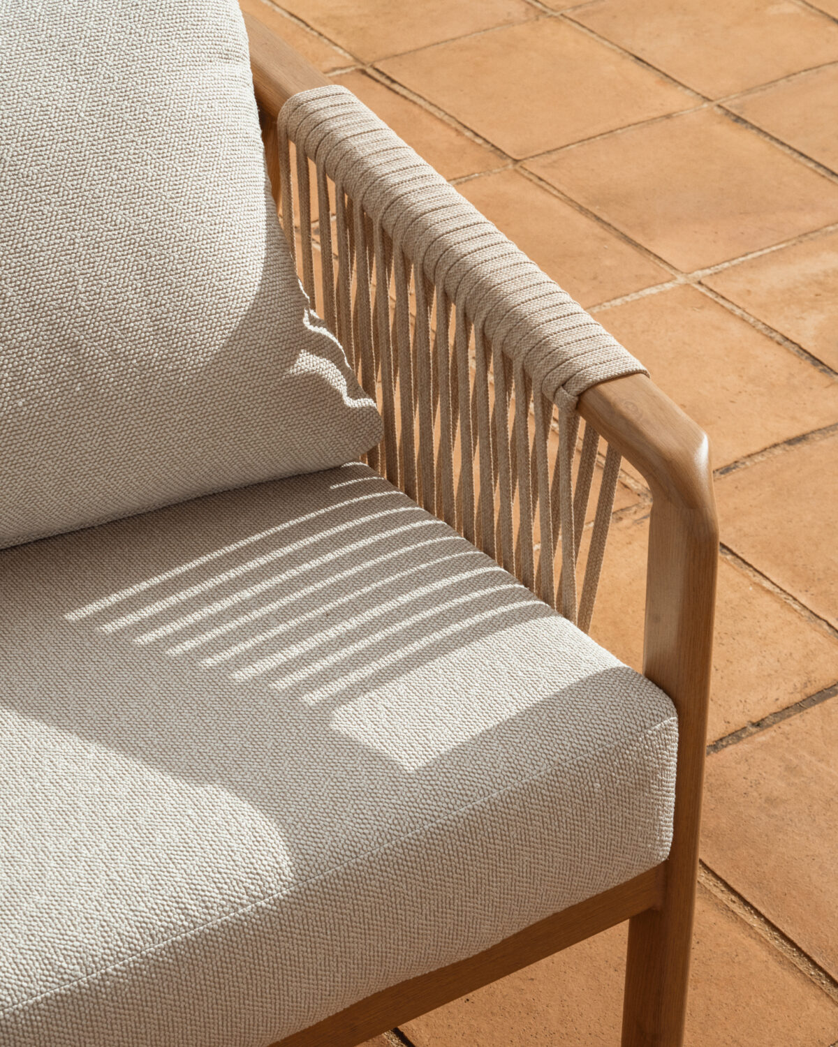 Kave Home Sirte outdoor set met 3-zitsbank, 2 fauteuils en tafel in aluminium met afwerking van houteffect en ecru kussens - Afbeelding 4