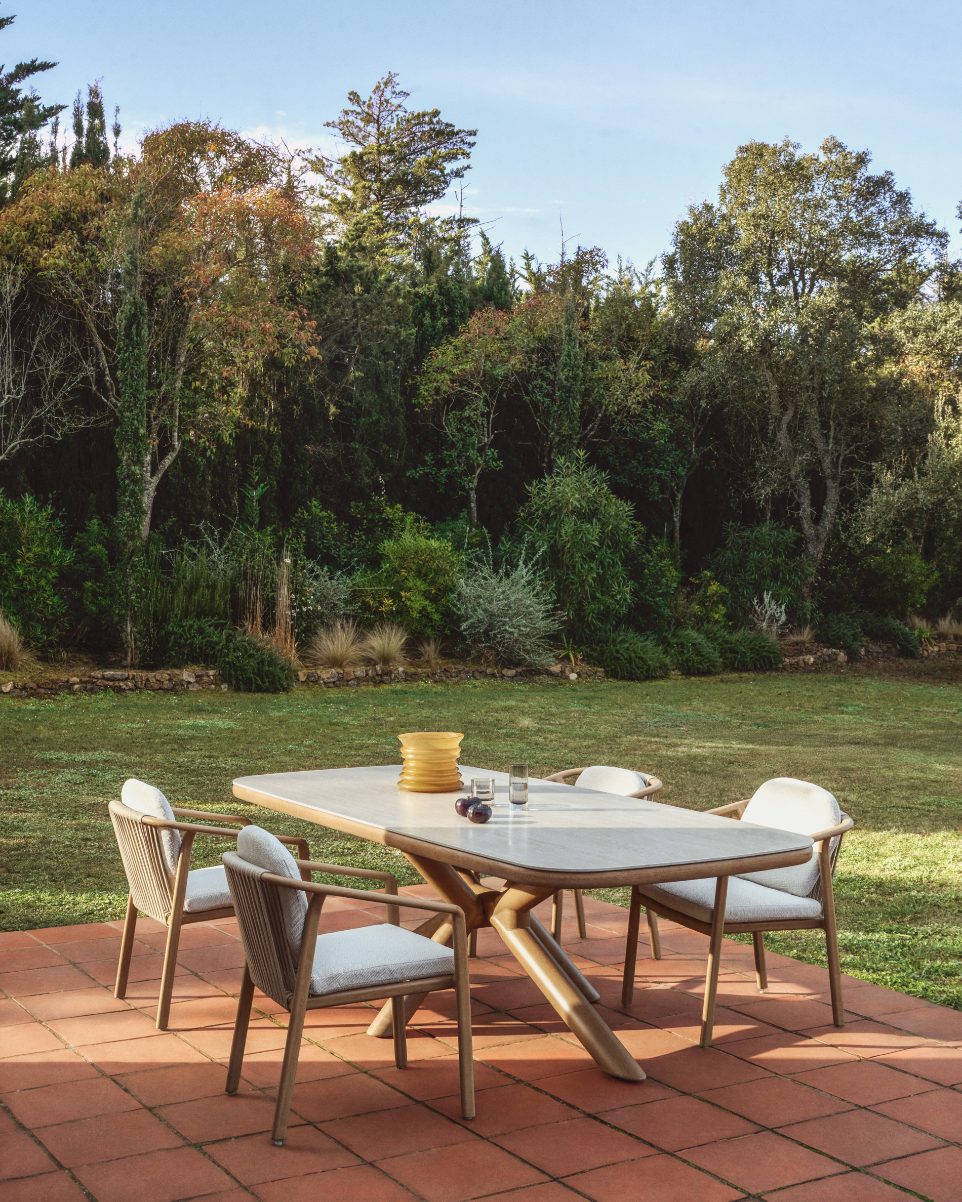 Kave Home Sirte stapelbare outdoor stoel van aluminium met houtlook-afwerking en ecru touw - Afbeelding 4