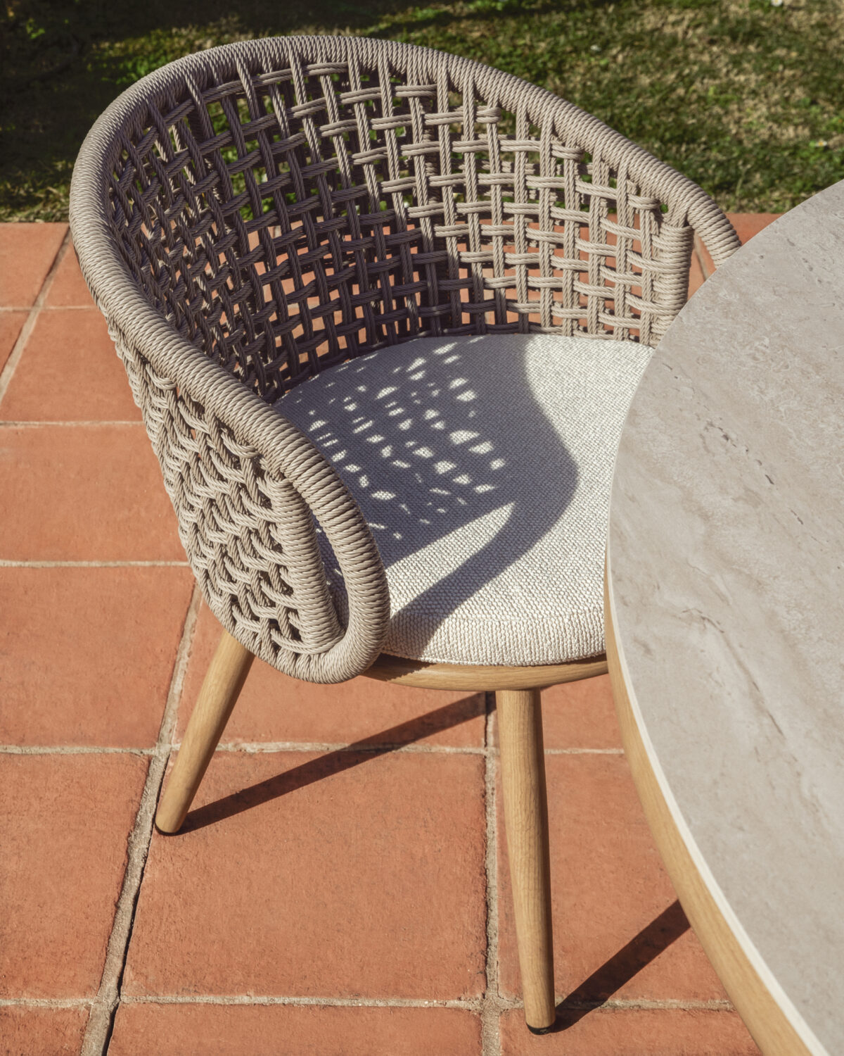 Kave Home Lidario outdoor stoel van aluminium met houteffect en taupe synthetisch touw - Afbeelding 4
