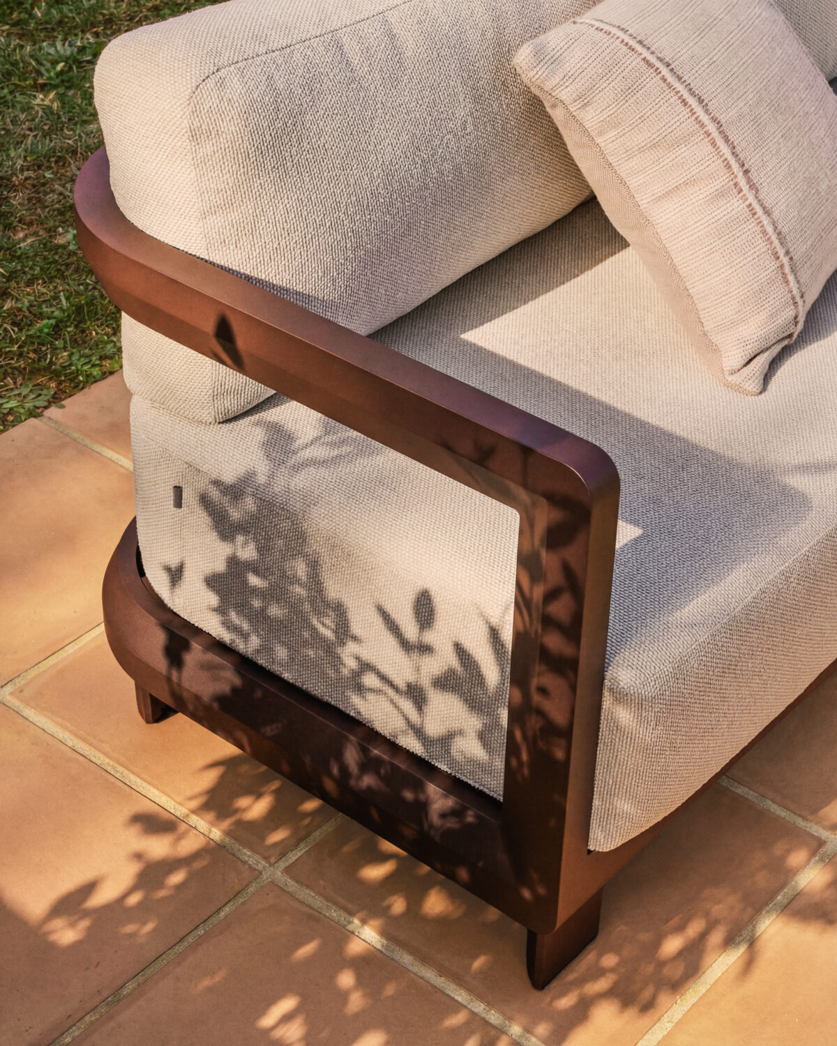 Kave Home Nerano set met 5-zits hoekbank, fauteuil en salontafel van gehard glas en bruin aluminium - Afbeelding 4