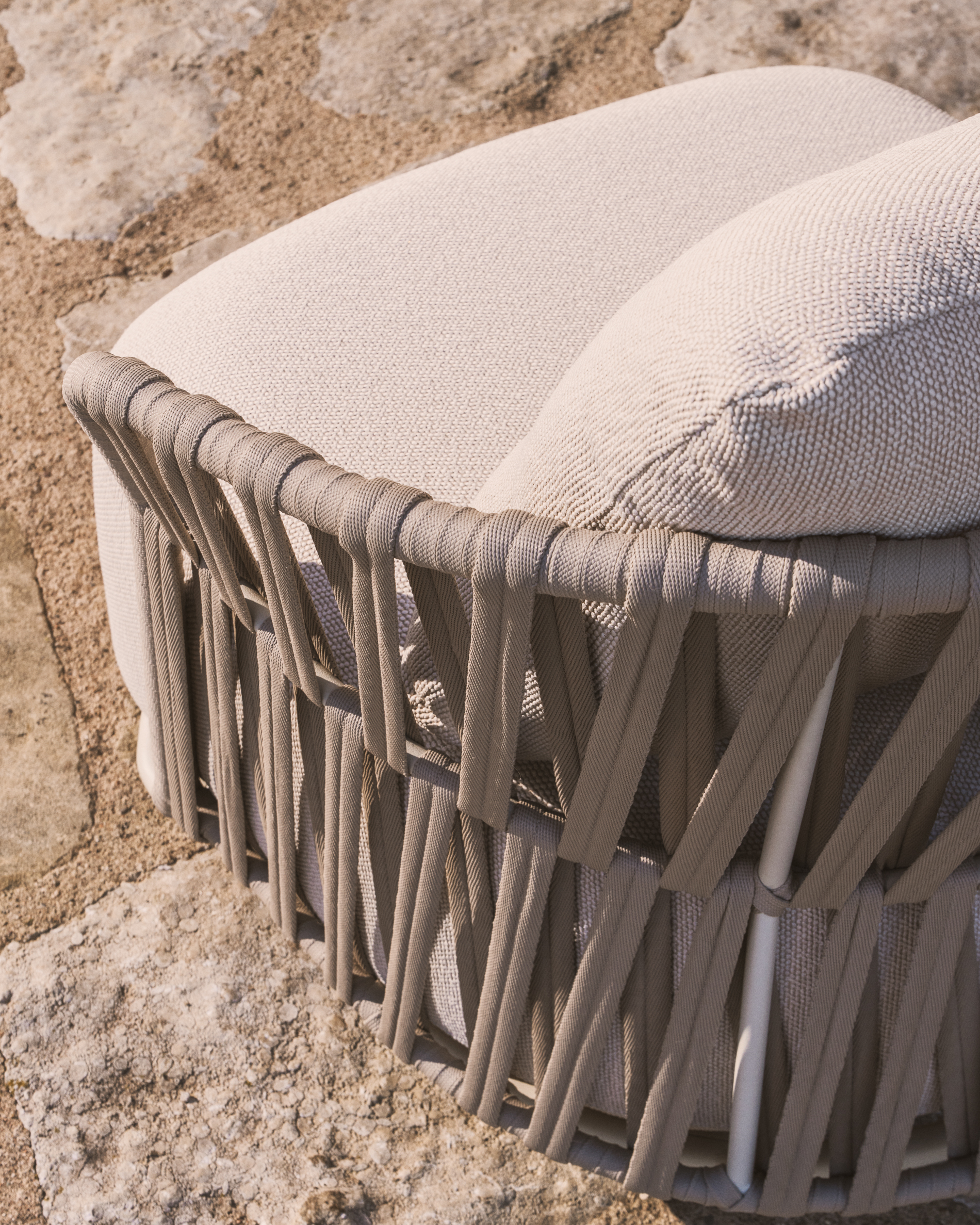 Kave Home Osani fauteuil van ecru aluminium en taupe touw - Afbeelding 4