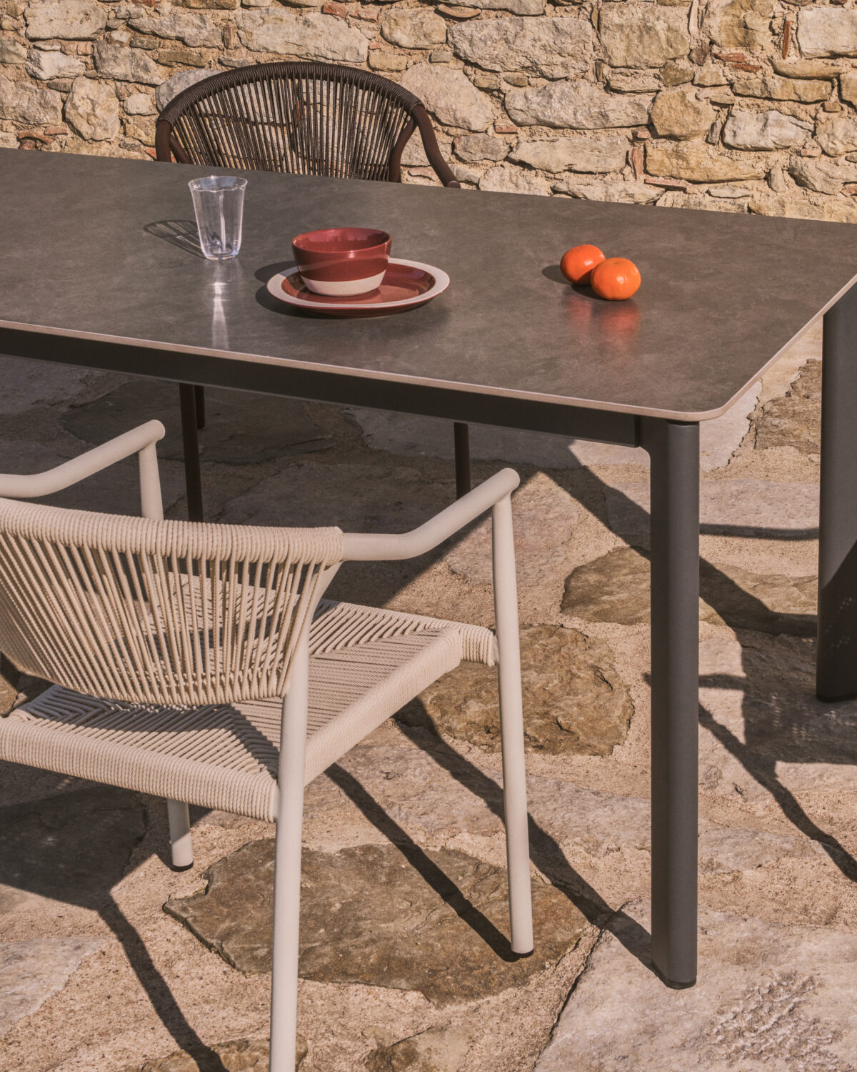 Kave Home Livadia stapelbare outdoor stoel van ecru aluminium - Afbeelding 5
